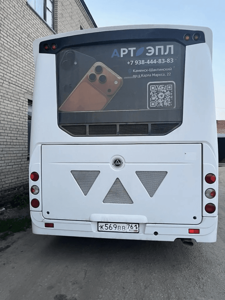 Реклама на заднем стекле автобуса
